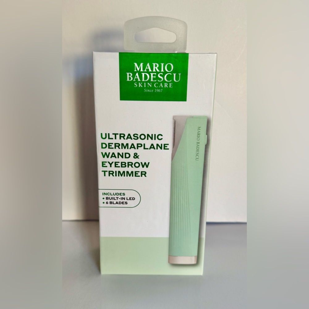 Mario Badescu Ultrasonic Dermaplane Wand & Brow Trimmer Peach Fuzz Exfoliation